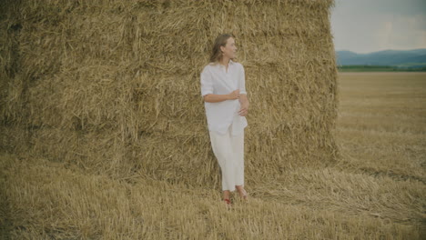 Nachdenkliche-Frau-Am-Bauernhofporträt