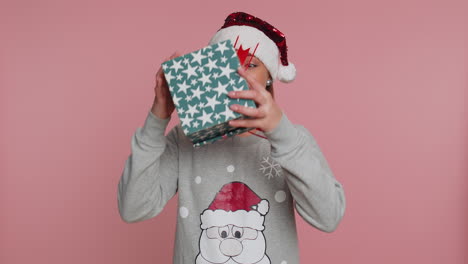 Glückliche-Junge-Frau-Im-Weihnachtsmannpullover-Feiert-Weihnachtsfeiertage-Und-Erhält-Eine-Geschenkbox-Überraschung