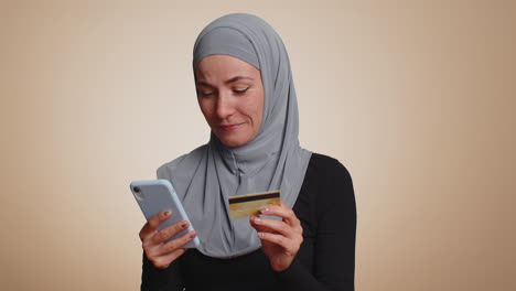 Junge-Frau-Nutzt-Kreditkarte-Und-Smartphone,-Während-Sie-Geld-überweist,-Kauft-Online-Ein
