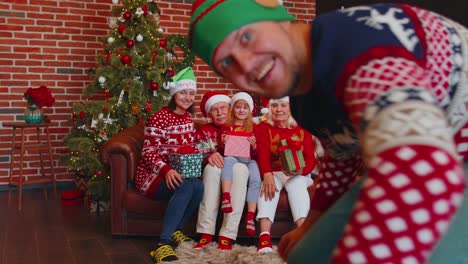 Lachende-Familie-Winkt-Mit-Den-Händen,-Hallo,-Hallo,-Grüßt,-Während-Sie-Zu-Weihnachten-Ein-Selfie-Mit-Dem-Smartphone-Macht