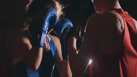 Mujer-Adulta-Joven-Haciendo-Entrenamiento-De-Kickboxing-Con-Su-Entrenador.
