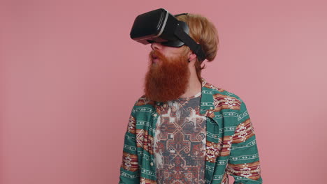 Hombre-Que-Usa-La-Aplicación-De-Casco-Con-Casco-De-Realidad-Virtual-Para-Jugar-Un-Juego-3D-De-Innovación-De-Simulación-En-Gafas-VR