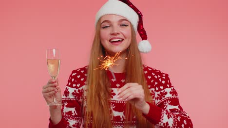Hübsches-Mädchen-Im-Weihnachtsmann-Pullover,-Das-Mit-Bengalischen-Wunderkerzen,-Feuerwerk-Und-Champagnerglas-Tanzt