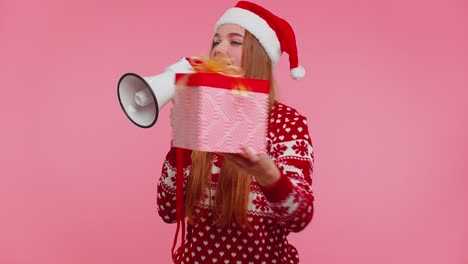 Frau-Mädchen-Im-Weihnachtspullover-Mit-Geschenkbox-Schreit-Im-Megafon-Und-Kündigt-Rabatte-Und-Einkäufe-An