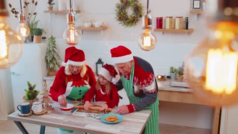 Großeltern-Mit-Enkelin-Bereiten-Vor,-Kochen-Hausgemachte-Kekse,-Rollen-Teig-Aus,-Weihnachtsküche