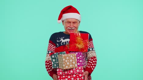Großvater-Alter-Mann-Im-Weihnachtsmann-Pullover-Hält-Viele-Geschenkboxen,-Neujahrsgeschenke-Einkaufen