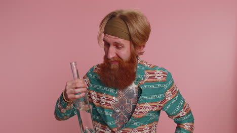 Hombre-Hippie-Borracho-Después-De-La-Fiesta-Bebe-Vodka-De-La-Botella,-Celebrando-La-Victoria,-Adicción-Al-Alcohol