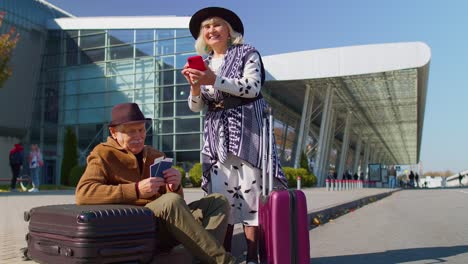 Turistas-Jubilados-Mayores-Abuela-Abuelo-Esperando-Embarque-Cerca-Del-Aeropuerto-Internacional