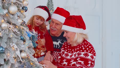 Viejos-Abuelos-Felices,-Nieta-Niño-Pequeño-Colgando-Juguetes-Decorando-El-árbol-De-Navidad-Celebrando
