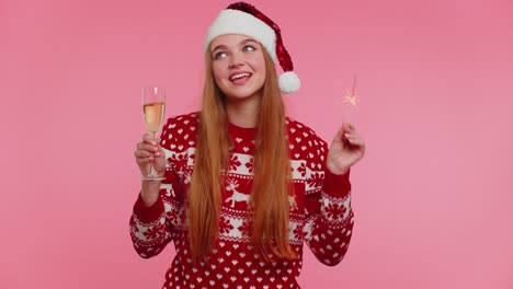 Mädchen-Im-Weihnachtspullover-Tanzt-Mit-Bengalischen-Wunderkerzen,-Feuerwerk-Und-Champagner,-Sendet-Glückwünsche