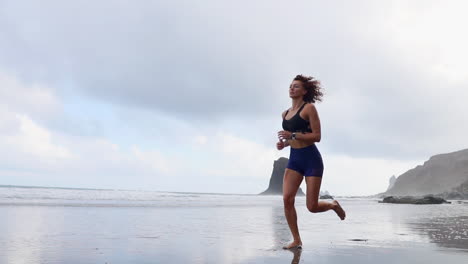 Elegance-in-Action:-Morning-Beachside-Run-of-a-Curvy-Athlete-for-a-Sculpted-Physique-in-Slow-Motion