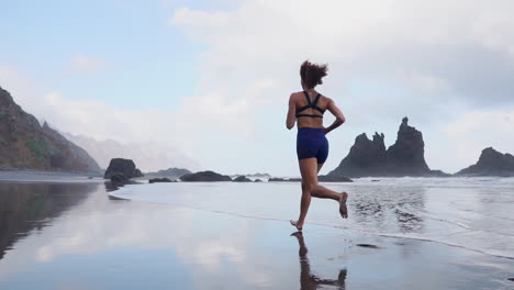 Sculpted-Perfection:-Slow-Motion-Morning-Run-of-an-Athletic-Woman-Along-the-Ocean's-Edge