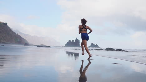 Kurven-An-Der-Küste:-Morgenlauf-Einer-Sportlichen-Frau-In-Zeitlupe-Mit-Wolken