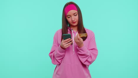 Mädchen-Benutzen-Mobiltelefon-Und-Plastikkreditkarte,-Surfen-Und-Sagen:-Wow,-Ja,-Ich-Habe-Einen-Tollen,-Großen-Gewinn-Herausgefunden