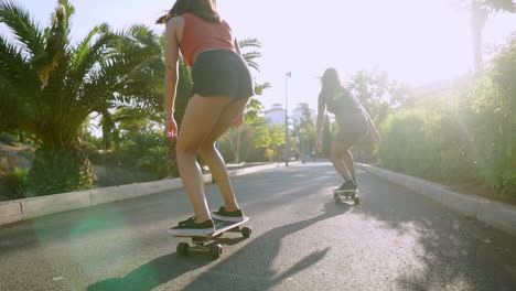 Auf-Einer-Vom-Sonnenuntergang-Verwöhnten-Insel-Fahren-Junge-Hispanische-Frauen-Skateboards-Auf-Parkwegen,-Zeitlupenszenen-Spiegeln-Glück-Und-Gesundheit-Wider