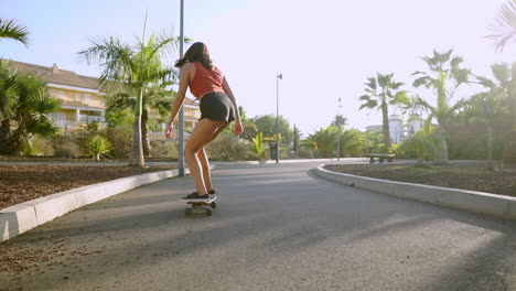 Mädchen-Auf-Einem-Skateboard-Im-Park