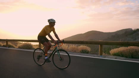 Der-Radsportler-Fährt-In-Zeitlupe-Eine-Bergserpentine-Entlang-Und-Bestaunt-Die-Aussicht-Auf-Die-Insel-–-Ausdruck-Eines-Gesunden-Lebensstils