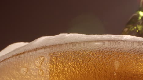 Cerveza-Con-Espuma-Derramándose-Sobre-El-Vaso.