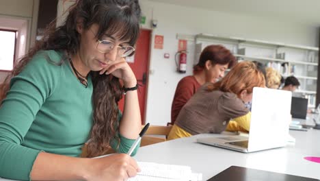 Mujeres-Jóvenes-Trabajando-En-Un-Proyecto-En-La-Biblioteca