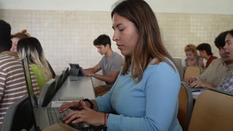 Studentin-Arbeitet-Am-Laptop