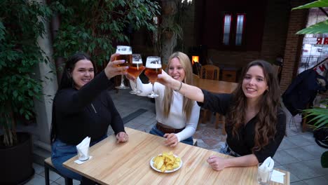 Amigas-Alegres-Bebiendo-Cerveza-Y-Hablando-En-El-Bar