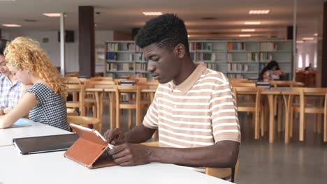Multiethnische-Studenten-Machen-Hausaufgaben-In-Der-Bibliothek