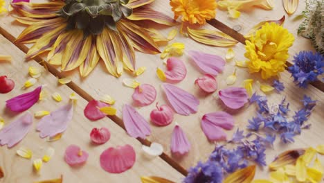 Tisch-Mit-Frischen-Frühlingsblumen-Gedeckt