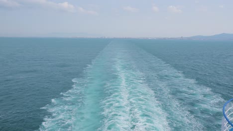 Ship-trail-on-surface-of-sea-water