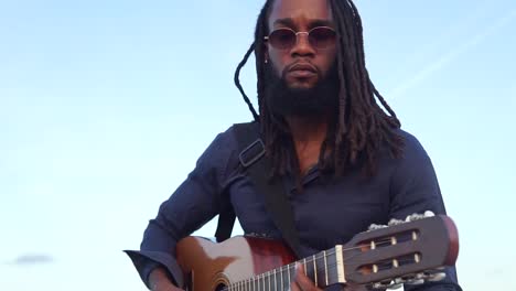 Afroamerikanischer-Musiker,-Der-Gitarre-Spielt