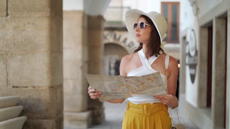 Traveling-woman-reading-map-in-city