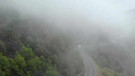 Autobús-Conduciendo-Por-Una-Carretera-De-Montaña-Con-Niebla