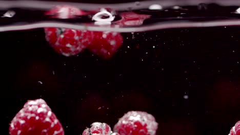 Fresh-raspberry-in-glass-bowl-with-water