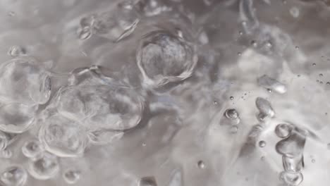 Agua-Hirviendo-Con-Burbujas-En-Una-Cacerola