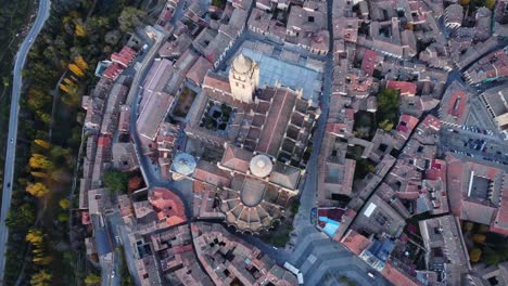 Catedral-Medieval-En-El-Centro-De-La-Ciudad