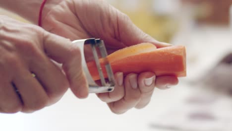 Kochen-Sie-Das-Schneiden-Von-Karotten-Mit-Einem-Cutter