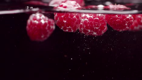 Fresh-raspberry-in-glass-bowl-with-water