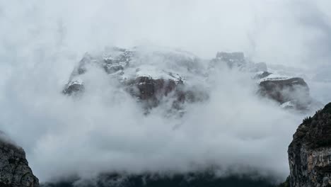 Zeitraffer-Einiger-Wolken-über-Schneebedeckten-Bergen