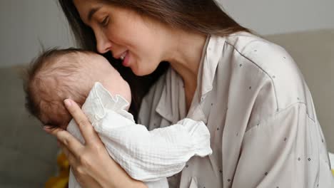 Mutter-Küsst-Säugling-Und-Lächelt