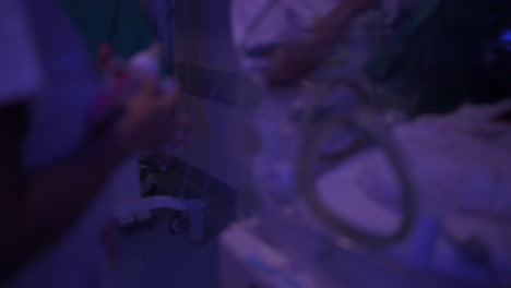 Krankenschwester-Berührt-Zerbrechliches-Neugeborenes-Im-Inkubator-Für-Neugeborene
