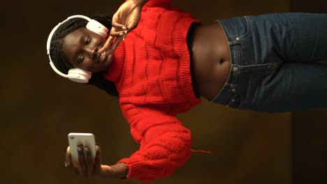 Mujer-Afroamericana-Con-Auriculares-En-El-Cuello-Tomando-Selfie-En-Smartphone
