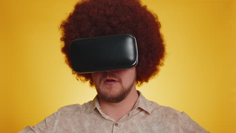 Mann-Nutzt-Virtual-Reality-Headset-Helm-App,-Um-Simulationsinnovations-3D-Spiel-In-VR-Brille-Zu-Spielen