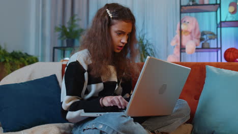 Preteen-Teenager-Mädchen-Benutzen-Laptop,-überrascht-Von-Schlechten-Nachrichten,-Vermögensverlust,-Scheitern,-Lotterieergebnissen-Zu-Hause