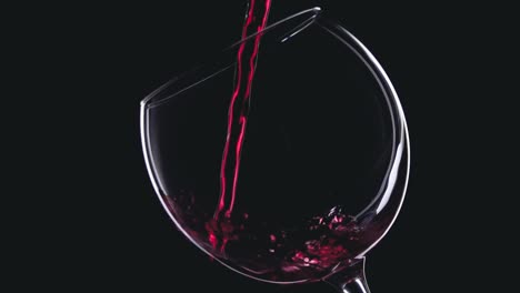 Rotwein-Im-Weinglas-Auf-Schwarzem-Hintergrund