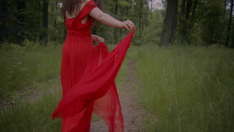 Mujer-Vestida-De-Rojo-Caminando-En-El-Bosque