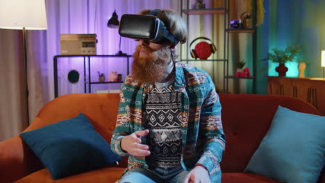 Hombre-Que-Usa-Auriculares-De-Tecnología-Futurista-De-Realidad-Virtual-Para-Jugar-Videojuegos-De-Simulación-3d-En-Casa