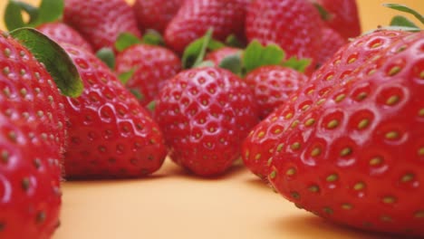 Haufen-Frischer-Erdbeeren-Auf-Dem-Tisch