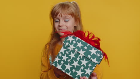Schönes-Lächelndes-Jugendliches-Kind,-Mädchen,-Das-Geburtstagsgeschenkbox-Präsentiert,-Verpacktes-Geschenk-Zum-Feiern