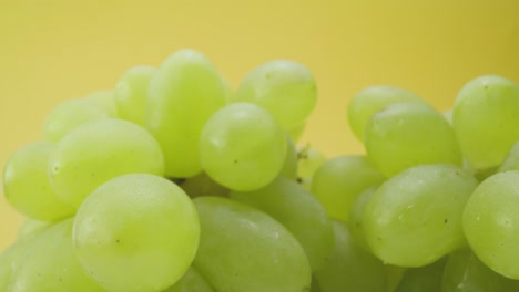 Fresh-green-grapes-on-table