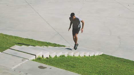 Atleta-Negro-Corriendo-Escaleras-Arriba