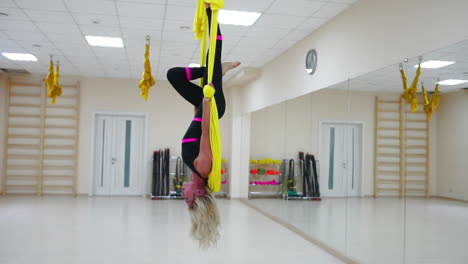 Antigravity-instructor-aerology-in-the-paintings-makes-a-revolution-through-the-head,-a-somersault-in-the-air